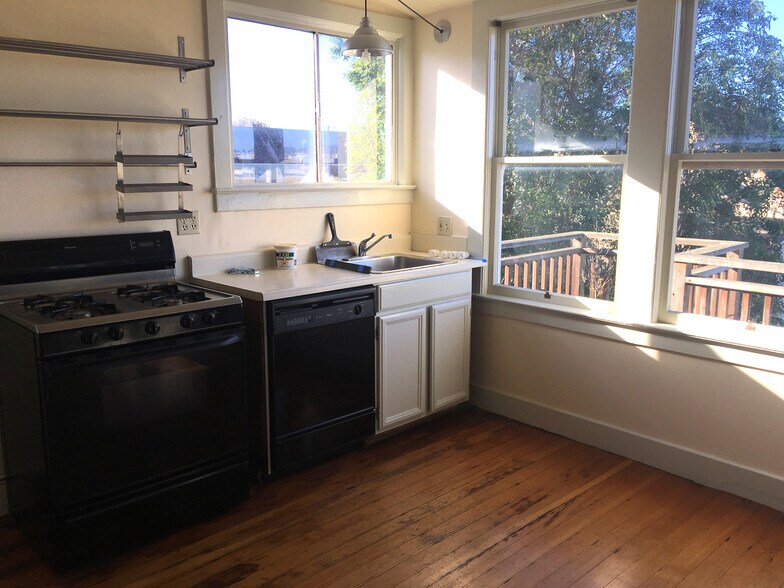 kitchen with walk out deck and views - 940 York St