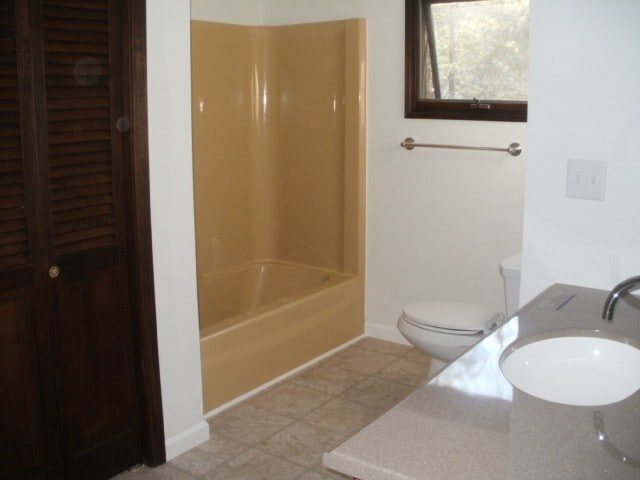 Building Photo - Spacious 3–4 Bedroom Home on Wooded Lot wi...