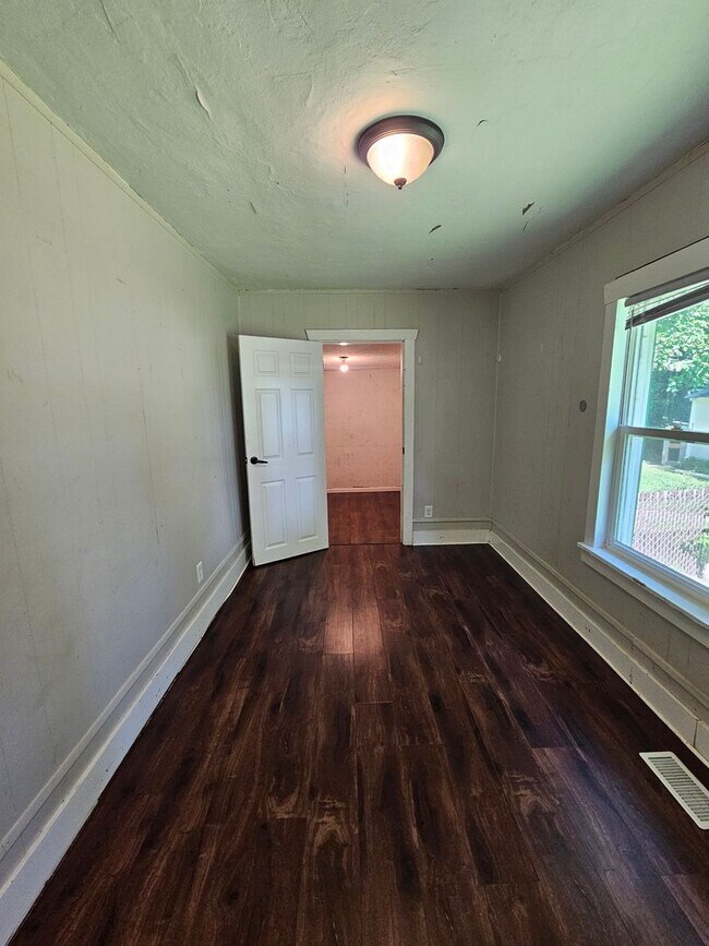 Building Photo - 2 bedroom | 1 Bathroom Home | Pets Welcome!