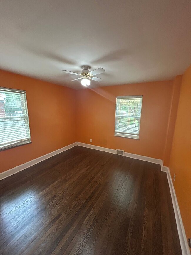Building Photo - Spacious 4 bedroom 1 Bath Home with Tons o...