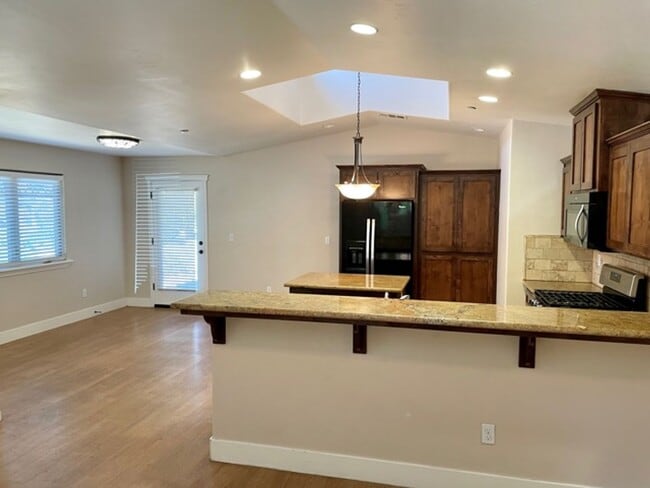 Building Photo - Newer and Upgraded 4 Bedroom 2 Bathroom near Cal Poly