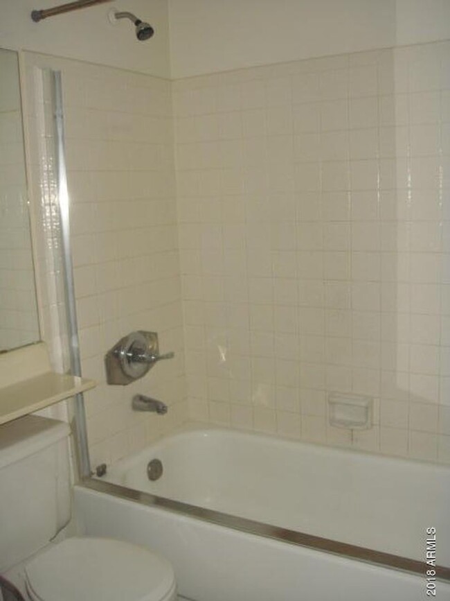 Building Photo - 2 BEDROOM 1 BATH DOWNSTAIRS UNIT WITH 1 CA...