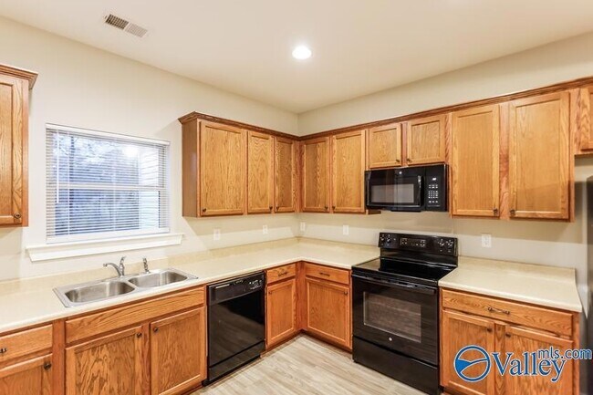 Building Photo - 611 White Oak Cir