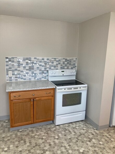 Electric stove - 8591 Slusser Rd