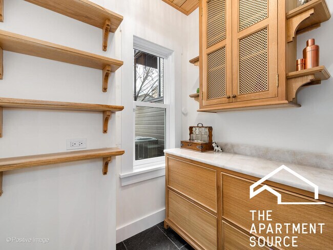 Building Photo - 2140 N Oakley Ave