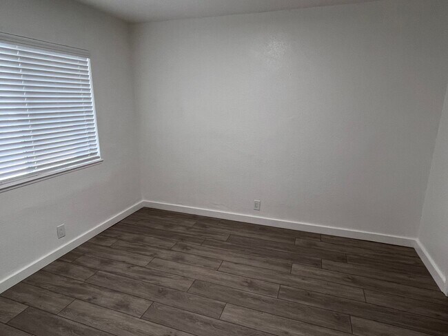 Building Photo - NICE UPDATED DUPLEX IN SACRAMENTO!!