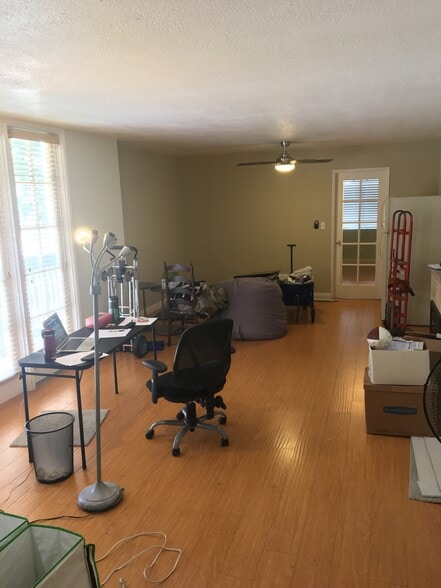 main living area - 616 Veteran Ave