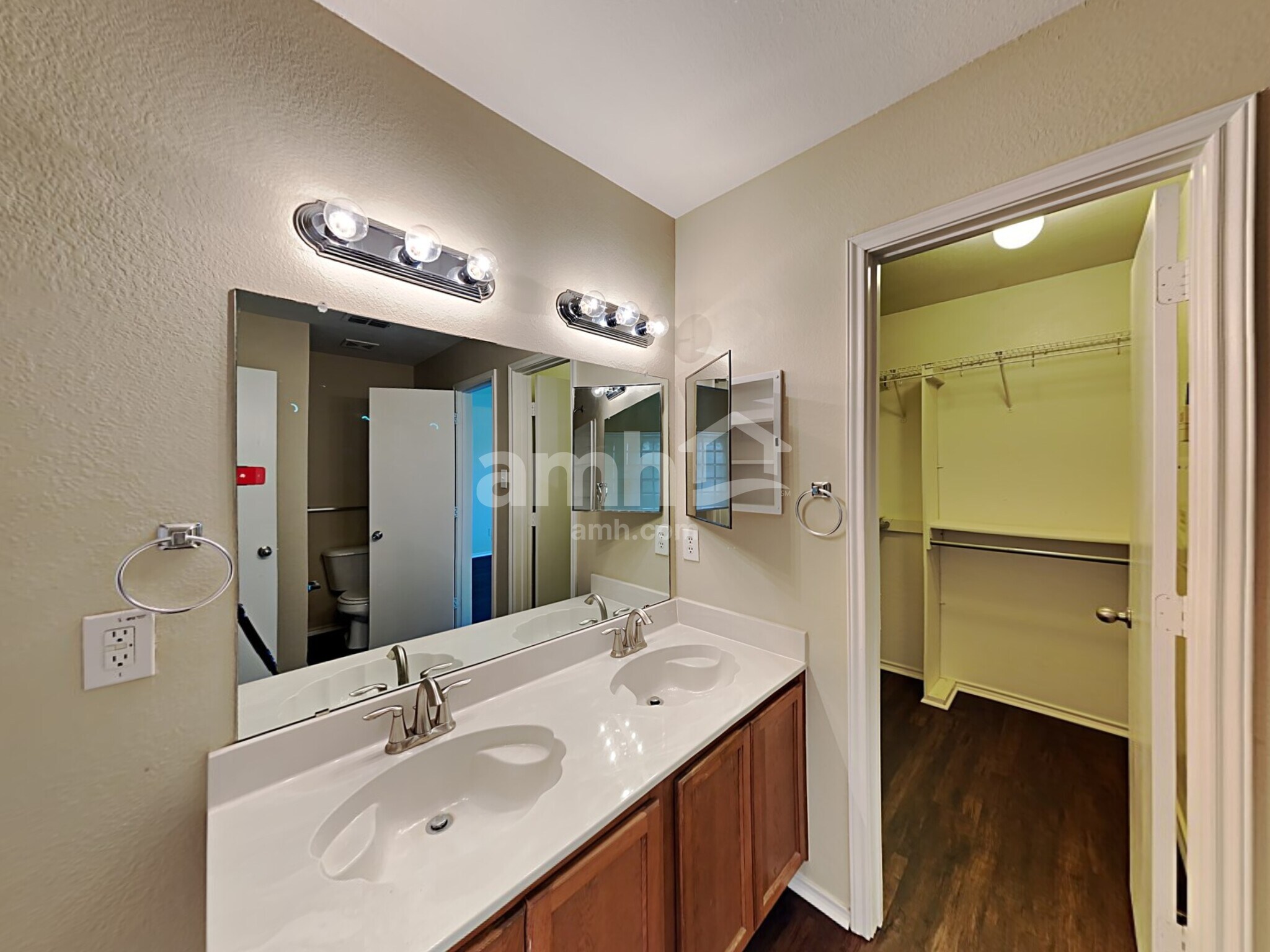 Building Photo - 1021 Bumble Bee Dr