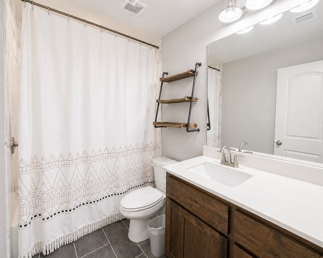 Building Photo - AVAILABLE FOR MOVE-IN WITH A 2-WEEK NOTICE