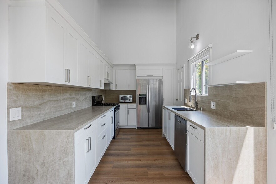 Building Photo - 8809 Wonderland Park Ave