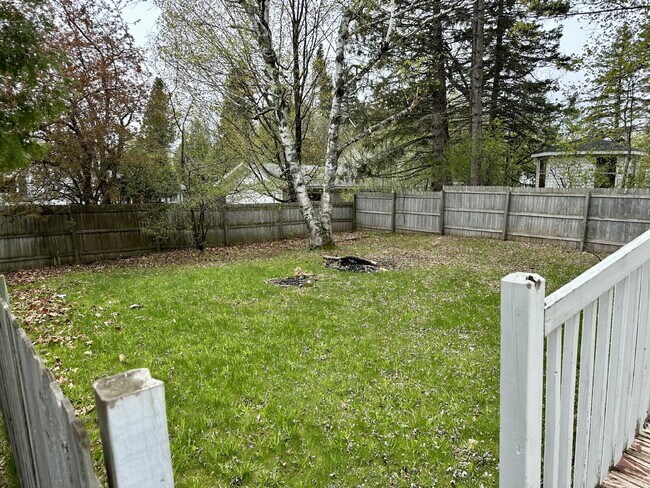 Building Photo - You've found it. This spacious 4-bedroom, 2-bathroom gem in Duluth's Kenwood neighborhood has a l...