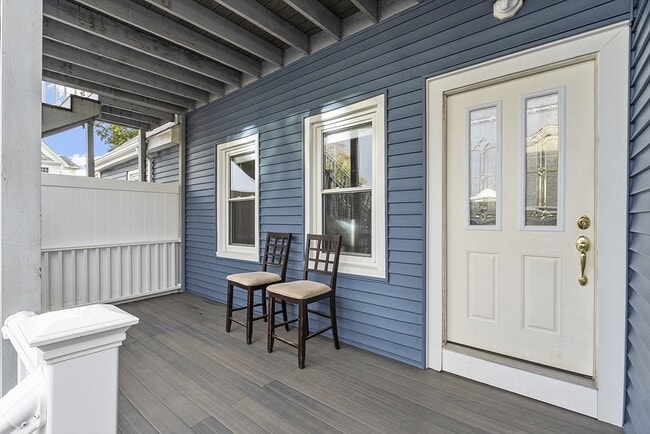 Building Photo - 17 Parker St