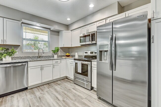 Building Photo - 2212 N Parkwood Dr