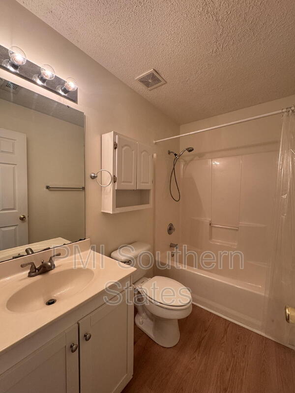 Building Photo - 115 Crossview Dr