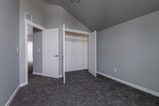 Building Photo - 712 E Zekes Ct
