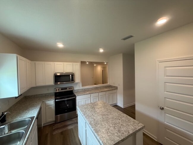 Building Photo - Beautiful 3/2 Single Family house with 2 car garage