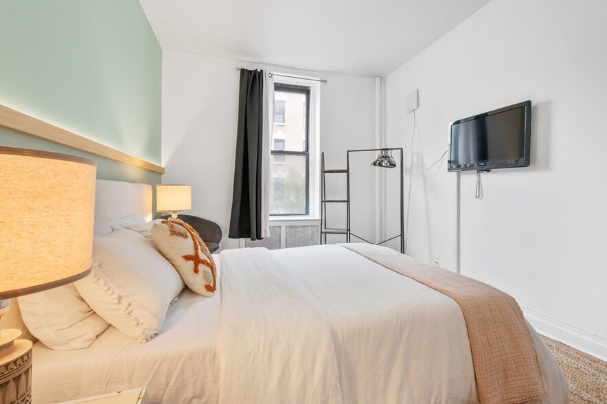 Building Photo - 400 W 47th St