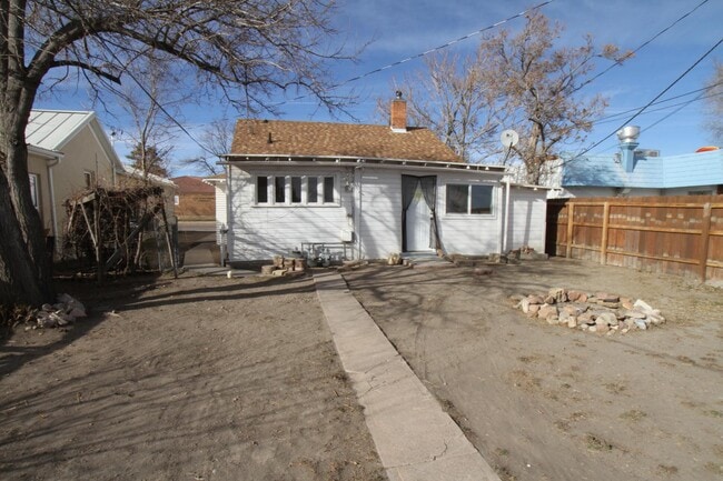 Building Photo - 1324 1/2 Main St - Apartment