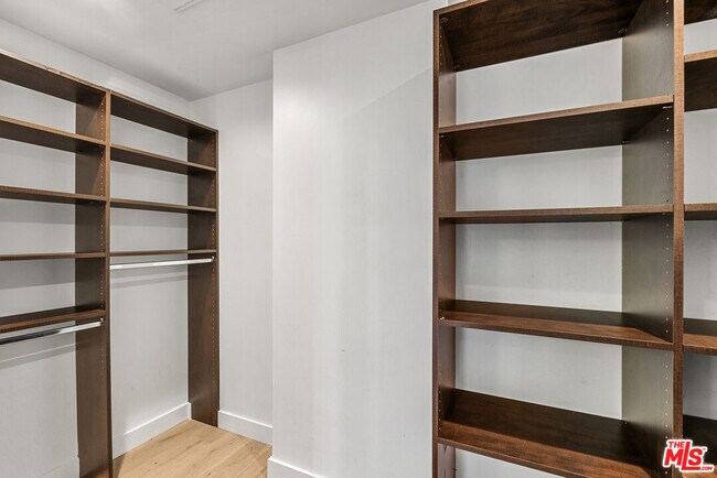 Building Photo - 855 Croft Ave