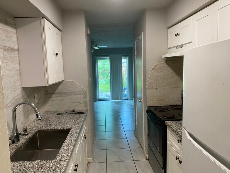 Building Photo - 8019 Beech Cove Ln