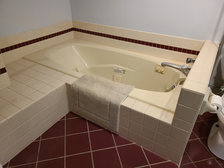 Jet Tub - 1907 DuPont Ave S