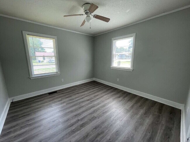 Building Photo - ADORABLE BRICK RANCH IN LAGRANGE *3 BR, 1 BA* NEWLY RENOVATED