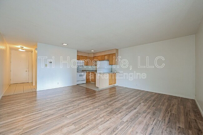 Building Photo - 2500 S York St