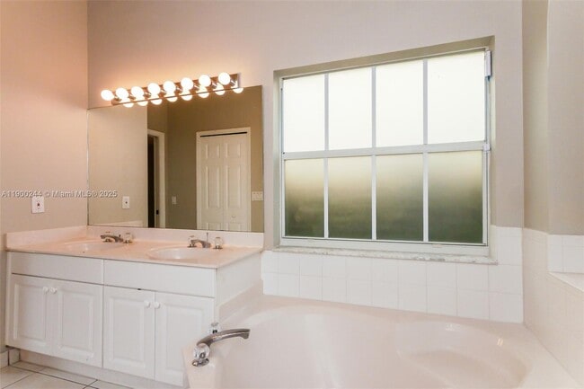 Building Photo - 11524 SW 152nd Ct