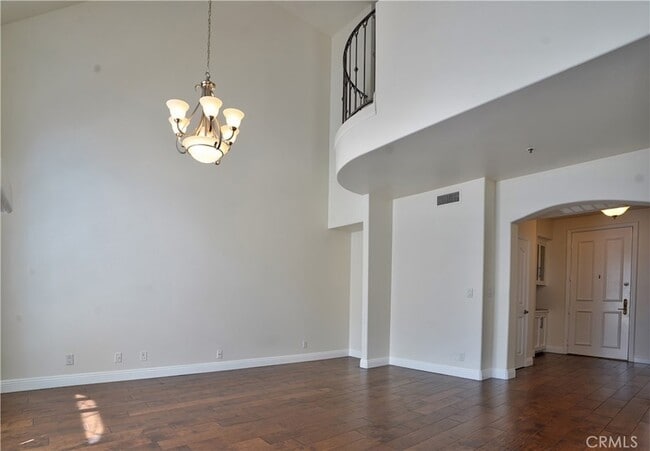 Building Photo - 930 N Doheny Dr
