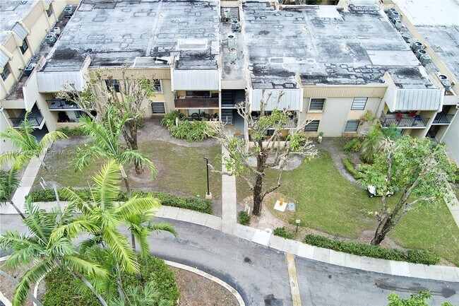 Building Photo - 10413 N Kendall Dr