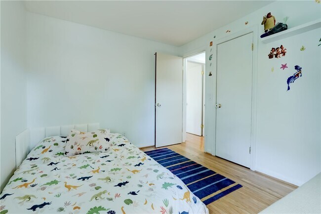 Building Photo - 984 Danby Dr