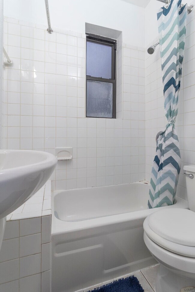 Building Photo - 331 E 92nd St