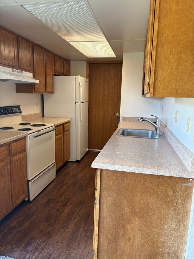 Building Photo - 2 Bedroom 2 Bathroom Townhome In Village S...