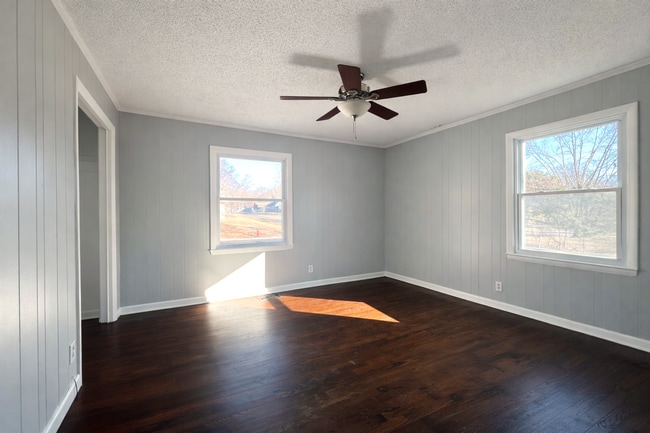 Building Photo - Available Soon : Charming Home in a Quiet Kansas City Neighborhood!