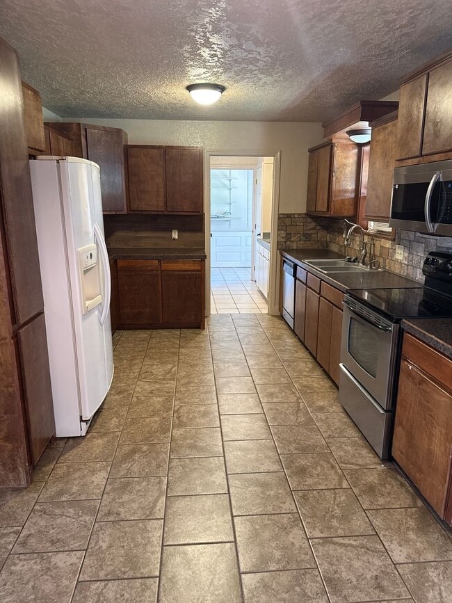 Building Photo - 1104 Leo Dr