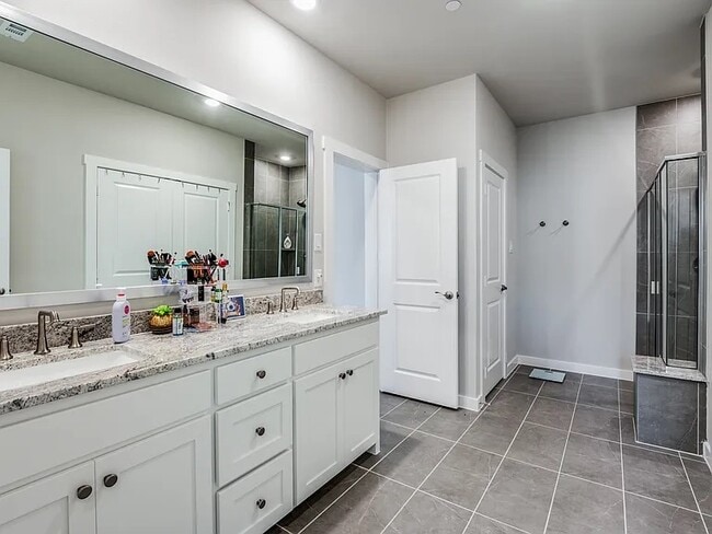 Building Photo - 870 Dulaney Ct