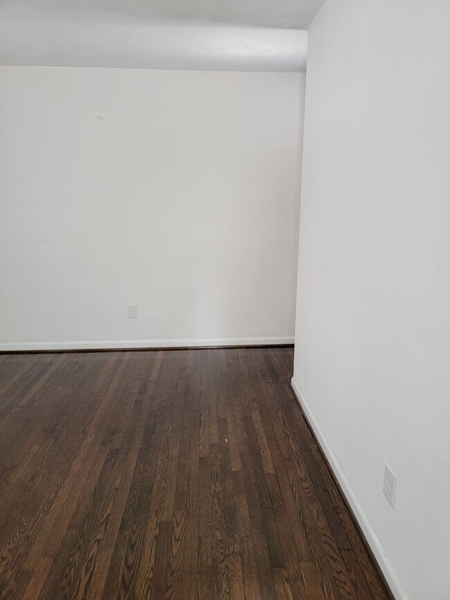 Building Photo - Front half of duplex, 2 bedroom 1 bath