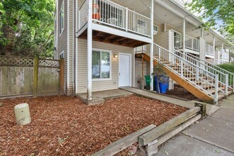Building Photo - 1 Bed / 1 Bath Apartment – Updated Flooring – Convenient NE Portland Location