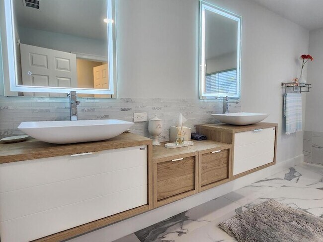 Building Photo - 1851 Corsica Dr