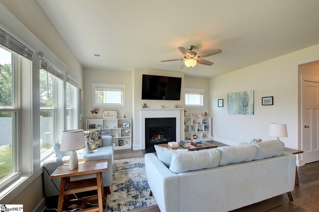 Building Photo - 542 Silverado Ave