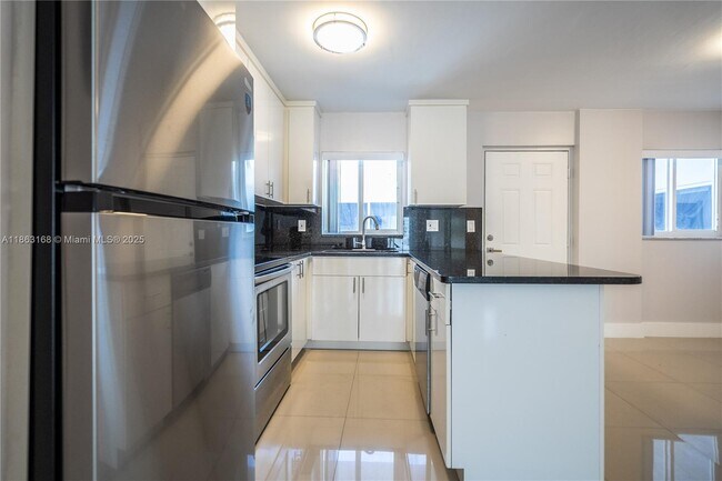 Building Photo - 1986 Biarritz Dr