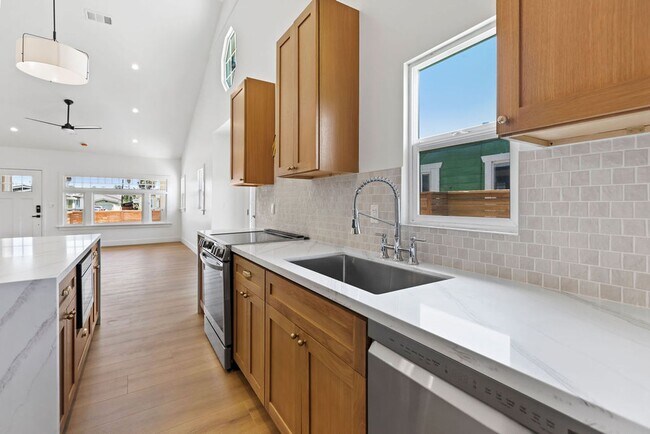 Building Photo - incredible home 3 bedroom, loft