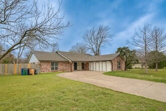 Building Photo - 2103 Pompton Dr