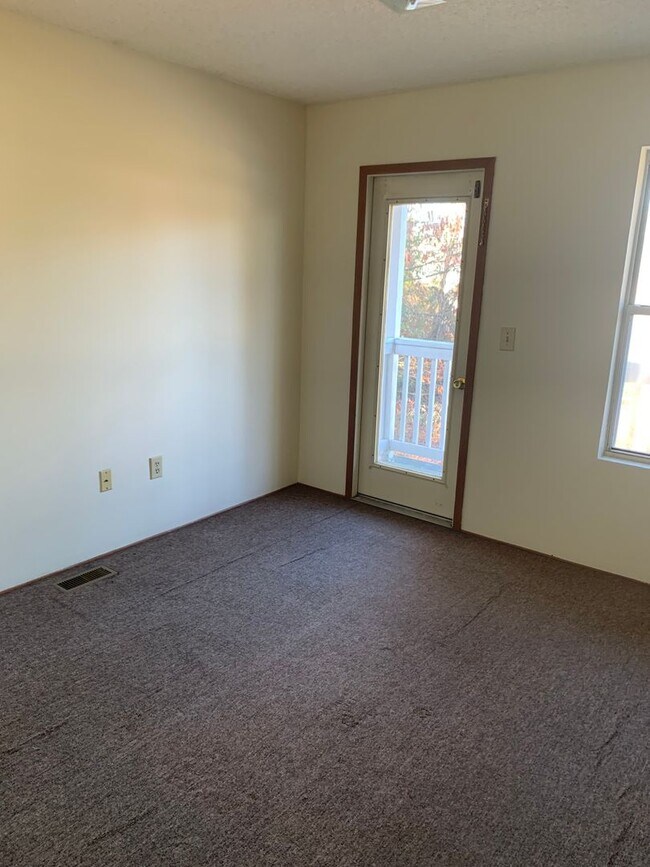 Building Photo - Alluring Homestead