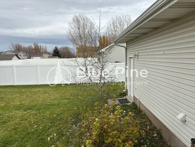 Building Photo - 3863 Ridgeview Cir