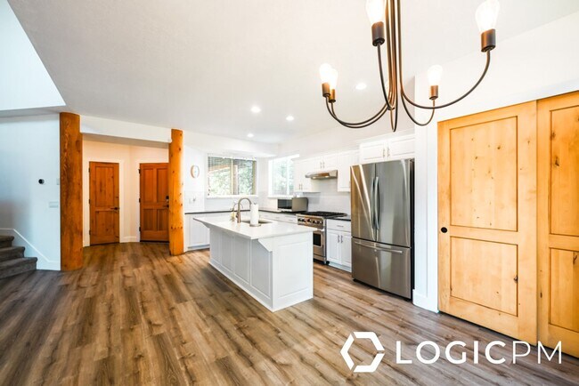 Building Photo - 1034 Lincoln Ln