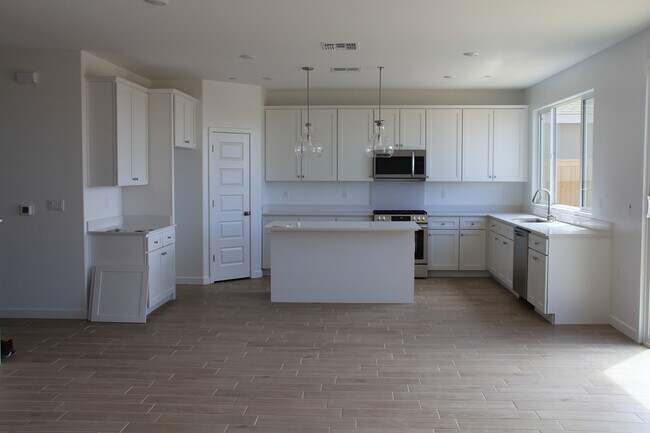 Building Photo - 3319 Golden Trails Ln