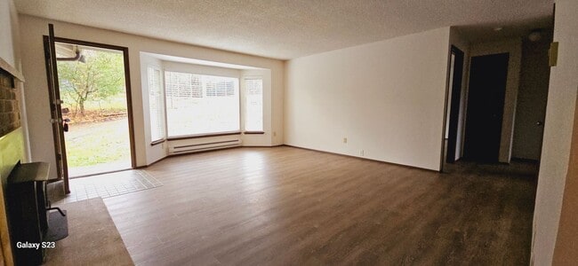 Building Photo - REDUCED - Puyallup 2bed/1.5 bath Duplex