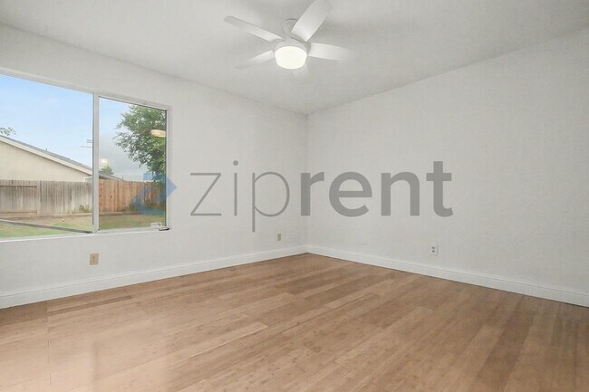 Building Photo - Unit