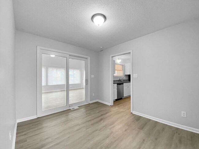 Building Photo - Beautiful 3 Bed 2.5 Bath Ranch Home with Garage in Raytown, MO